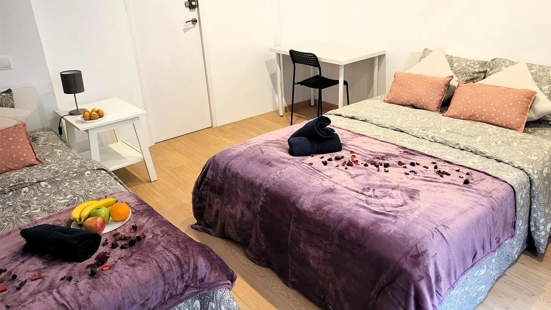 Hostel Next Cathedral Rooms Barcelona Spain